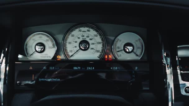 汽车特写速度计 一辆黑色豪华轿车的细节和内部情况 高质量的4K镜头 — 图库视频影像