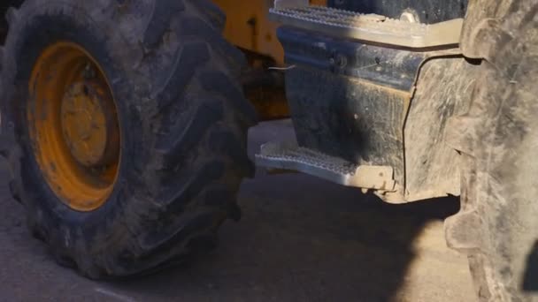 Közeli Kilátás Egy Traktor Mozgó Úton Mezőgazdasági Koncepció Kiváló Minőségű — Stock videók