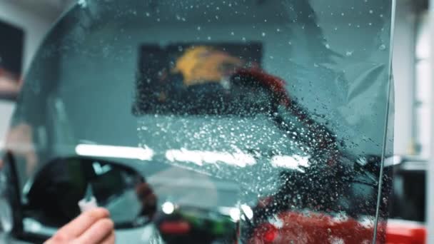 Autoscheiben Folieninstallation Showroom Auto Konzept Hochwertiges Filmmaterial — Stockvideo