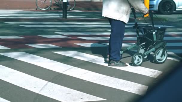 Yaşlı Bir Adam Caddeden Karşıya Geçiyor Yaşlı Bir Adam Sokakta — Stok video