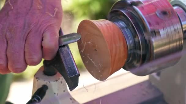 Homem Uma Máquina Trabalhar Madeira Uma Oficina Carpintaria Transformando Pedaço — Vídeo de Stock