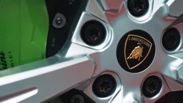 2024について ワルシャワ ポーランド ブレーキ付きホイールリムの有名なランボルギーニブルロゴのクローズアップ 高品質の4K映像 — ストック動画