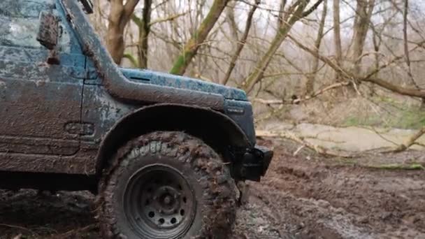 Bozkır Arazide Araba Tekerlekleri Çamur Sıçrıyor Suv Roader Çamurlu Yolda — Stok video