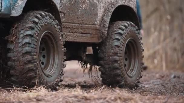 차량으로 지나고 바퀴와 접근권을 Suv 입니다 감독관들을 수단으로 진흙을 — 비디오