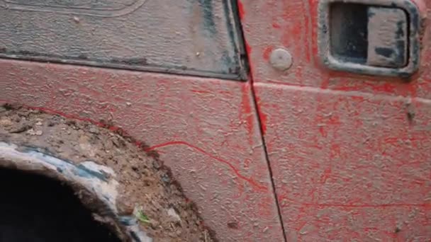 Araba Çamurlu Birikintisinin Içinden Geçiyor Road Yolu Offroad Aşırı Dayanıklı — Stok video