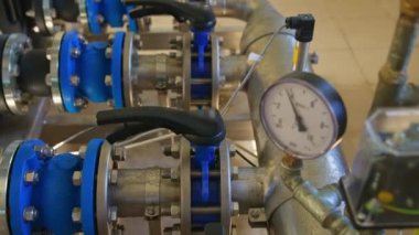 Su pompası istasyonu ve boru hattı endüstriyel işler için su tankının çatı güvertesinde. Yüksek kalite 4k görüntü