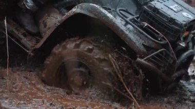 ATV arabaları çamura saplanmış, su sıçratıyor, off-road arabaları deneniyor. Yüksek kalite 4k görüntü