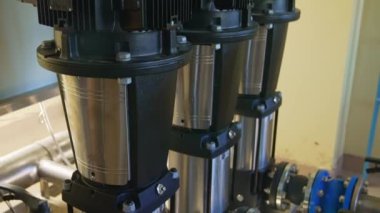 Endüstriyel, basınç ölçer ve valf, petrol ve gaz endüstrisi için ekipman ve boru hatları sistemi. Yüksek kalite 4k görüntü