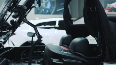 Galeride bir arabanın çatısının açılışının yakın plan çekimi, arka planda da diğer arabalar. Yüksek kalite 4k görüntü