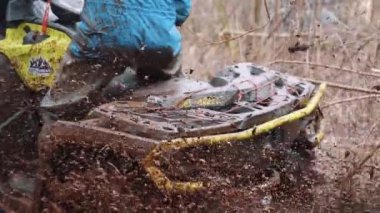 24.02.2024. Gora Kalwaria, Polonya. Ormanın toprak yolunda dörtlü bisiklet sürmek. Arkadan bak. Aşırı tür açık hava aktiviteleri. Dörtlü bisikletle turist gezisi. Yüksek kalite 4k görüntü