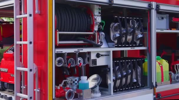 Zicht Netjes Aangebrachte Apparatuur Voor Brandbestrijding Hoge Kwaliteit Beeldmateriaal — Stockvideo