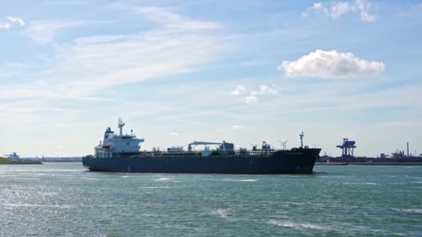 Yelkenliler Güneşli Bir Günde Büyük Bir Tankerin Yanında Dolaşıyorlar Yüksek — Stok video