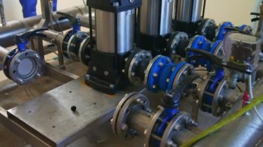 Modern su pompaları bir su santrali, kanalizasyon pompa istasyonları, fırtına suyu, kamu hizmetleri. Yüksek kalite 4k görüntü