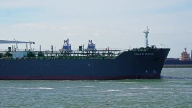 Maasvlakte Rotterdam 'a büyük bir gemi yanaşıyor. Güneşli hava, sakin deniz. Yüksek kalite 4k görüntü