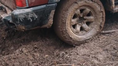Alt manzaradan büyük off-road araba tekerine, şehir yolu ve dağ zemininde. Yüksek kalite 4k görüntü
