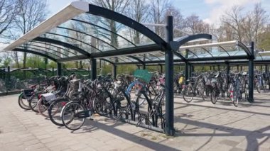 Amsterdam 'da birçok bisiklet açık hava bisikletinin park alanında durdu. Hollanda 'da hava çok güzel. Ulaşım yolları. Yüksek kalite 4k görüntü