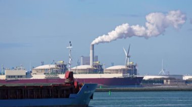 Maasvlakte Rotterdam 'a büyük bir gemi yanaşıyor. Bulutlu hava, sakin deniz. Hollanda 'da görülmesi alışılmadık şeyler. Yüksek kalite 4k görüntü