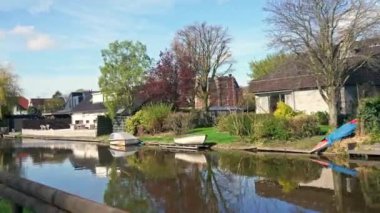 Amsterdam Kanalı yakınlarında evler inşa edildi. Güzel mavi yaz gökyüzü. Hollanda 'ya seyahat ediyorum. Yüksek kalite 4k görüntü