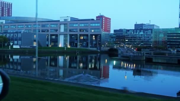 Řízení Městě Oblačného Večera Výhled Město Moderní Budovy Vysoce Kvalitní — Stock video