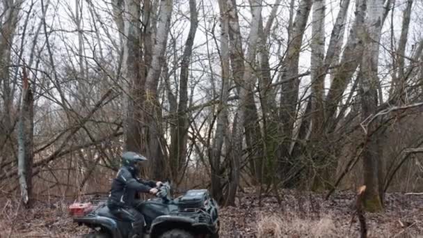 2024 Gora Kalwaria Polónia Homem Andando Moto Através Poça Lama — Vídeo de Stock