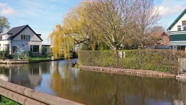 Călătorind Prin Canale Case Frumoase Din Olanda Înregistrare Înaltă Calitate — Videoclip de stoc