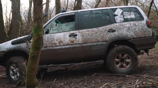 숲에서 도로에 진흙으로 오프로드 타이어 고품질 — 비디오