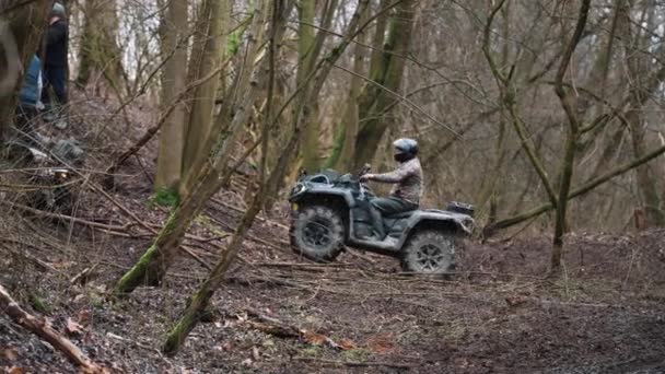2024 Gora Kalwaria 一个在森林里驾驶四足摩托车的职业骑手 极限运动者 高质量的4K镜头 — 图库视频影像