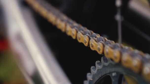 バイクのリアチェーンの詳細 オートバイチェーンのマクロ 高品質の4K映像 — ストック動画