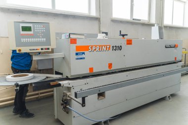 27.03.2024. Varşova, Polonya. Atölyede fabrika makinesiyle çalışan bir marangoz. Yüksek kalite fotoğraf