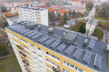 Olsztyn, Polonya 'daki binanın çatısındaki güneş panellerinin hava görüntüsü. Yüksek kalite fotoğraf