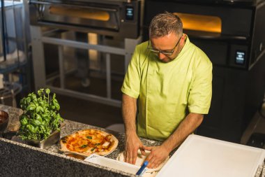 Restoranın mutfağında pizza yapma süreci, İtalyan mutfağı. Yüksek kalite fotoğraf