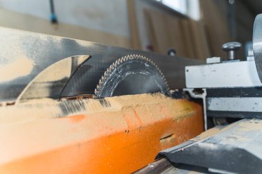 Kemerli testere testeresinin yakın çekimi, ahşap imalatı. Yüksek kalite fotoğraf