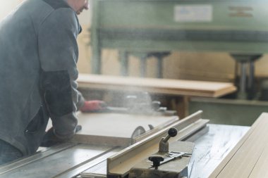 Marangoz testereyle çalışıyor, mobilya üretiminde. Yüksek kalite fotoğraf