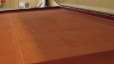 Fabrikada boyut ve kenar bantlama makinesi optimatı. Yüksek kalite 4k görüntü
