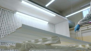 Marangoz, sprey tabancayla odun boyuyor, boya işinde çalışan marangoz. Yüksek kalite 4k görüntü