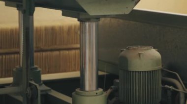 Ahşap fabrikasında çalışan bir makinenin yakın çekim görüntüsü. Yüksek kalite 4k görüntü