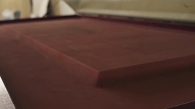 Membrane vakum baskı optimat faktör makinesi, fabrika konsepti. Yüksek kalite 4k görüntü