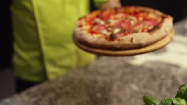 Szef Kuchni Trzyma Wielką Pizzę Włoską Kuchnię Wysokiej Jakości Materiał — Wideo stockowe