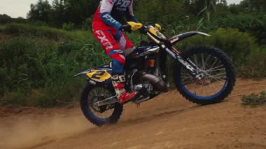 Motosiklet dublörü ya da moto moto üzerinden atlayan bir araba havada motosiklet tipi. Yüksek kalite 4k görüntü