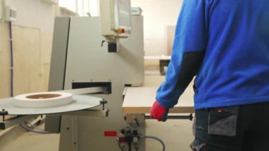 Marangozlar atölyedeki elektrikli süpürgeye tahta koyuyorlar. Yüksek kalite 4k görüntü