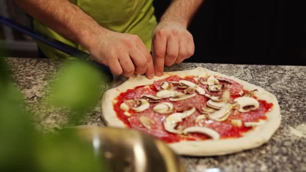 Szef Kuchni Przygotowuje Pizzę Włożenia Jej Piekarnika Koncepcja Kuchni Wysokiej — Wideo stockowe