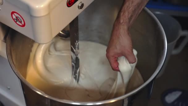 Zbliżenie Procesu Nalewania Mąki Ugniatania Pizzy Maszynie Ugniatania Piekarni Wysokiej — Wideo stockowe