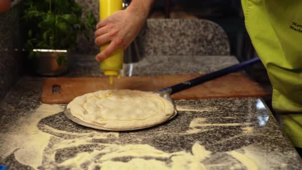 Hombre Cocinero Preparando Masa Pizza Perfecta Cocina Imágenes Alta Calidad — Vídeo de stock