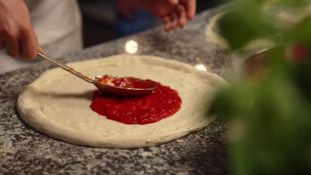 Dodawanie Sosu Pomidorowego Podczas Przygotowywania Włoskiej Pizzy Pracującej Pizzerii Wysokiej — Wideo stockowe