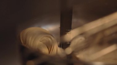 Fabrikadaki un karıştırma makinesini kullanarak işlem yaparken yakın çekim. Yüksek kalite 4k görüntü
