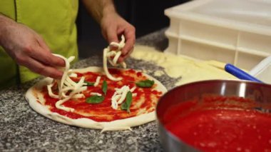 Pizzacıda pişirmek için pizzaya peynir eklemek, İtalyan mutfağı. Yüksek kalite 4k görüntü
