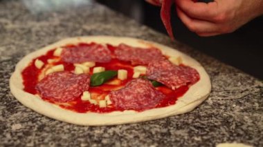 Bir adamın pizza, italyan mutfağı ve yemek hazırlarken yakın plan çekimi. Yüksek kalite 4k görüntü