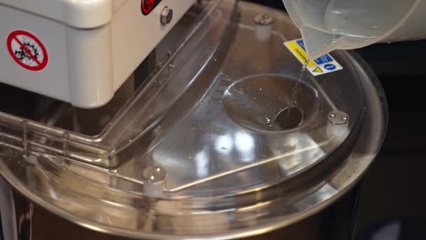 Mutfaktaki Elektrikli Mikser Makinesine Eklemek Yüksek Kalite Görüntü — Stok video