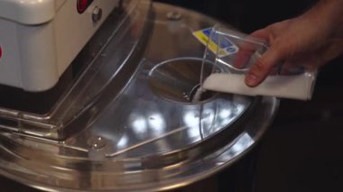 Elektrikli hamur karıştırma makinesine tuz eklemek, hamur yoğurma işlemi. Yüksek kalite 4k görüntü