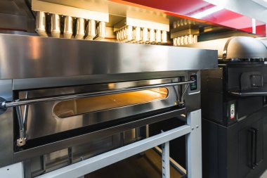 Restoranın mutfağındaki modern tekniğin manzarası. Yüksek kalite fotoğraf